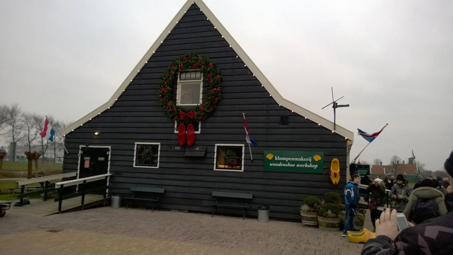 Радионица за израду дрвених кломпи у Zaanse Schans-у — живописном селу близу Амстердама које чува дух старе Холандије кроз занате, ветрењаче и зелене дрвене куће. - putujemo.org