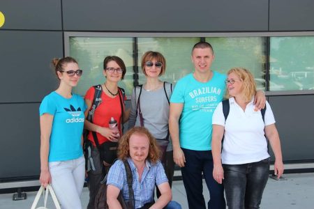 Вања, Ана, Зорица, Милош, Гоца и ја испред аеродрома у Дубаију