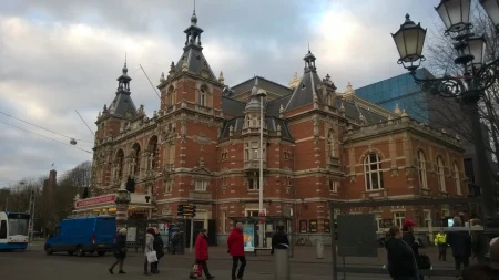 Позориште Stadsschouwburg у срцу Амстердама — културна знаменитост са богатом историјом и препознатљивом архитектуром. – putujem.org