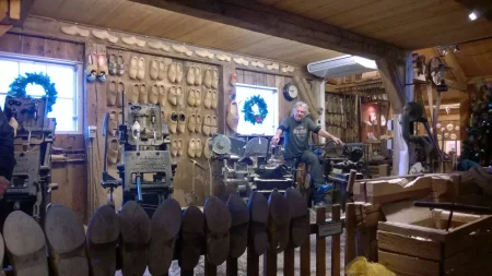 Унутар радионице у Zaanse Schans-у — демонстрација израде дрвених кломпи, уз аутентичну атмосферу старог заната. - putujemo.org