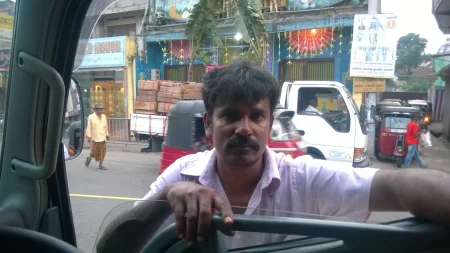 Упул, а иза њега Хиндуистички храм - Шри Ланка - putujemo.org