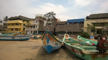 Разнобојни бродићи и хотели плаже Махабалипурама - Индија