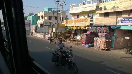 На путу за Ченај - мотоциклиста и продавнице - Индија