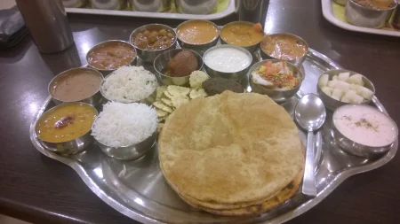 Разне врсте умака, пасуља, сочива, пиринча и роти - Индија