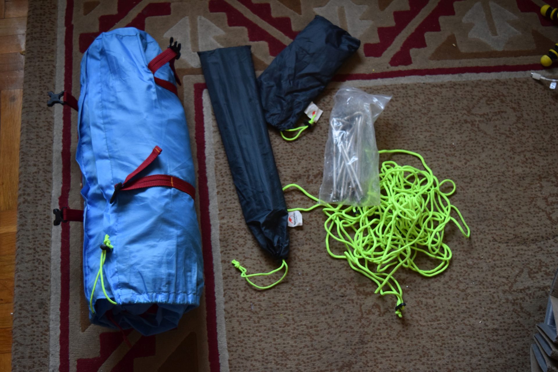 Шатор за две особе са плаштом и додатним везама (Naturehike)