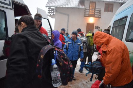 Спремање за полазак испред планинарског дома