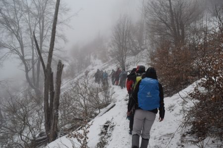 Бројни планинари и клизава стаза