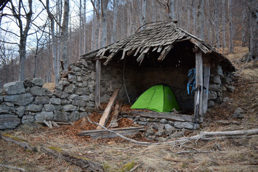 Спавање у шатору у напуштеној бараци