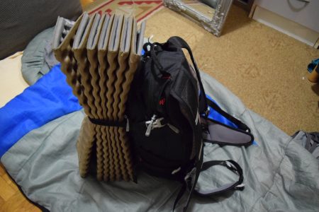 Подлога за спавање и седење закачена на ранац