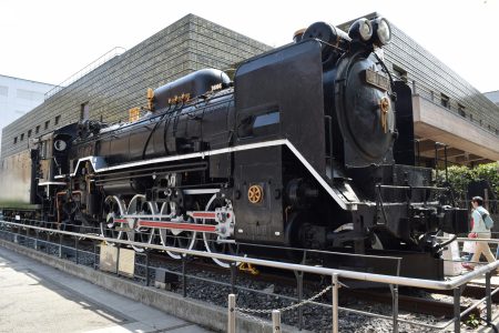 Локомотива испред улаза у музеј