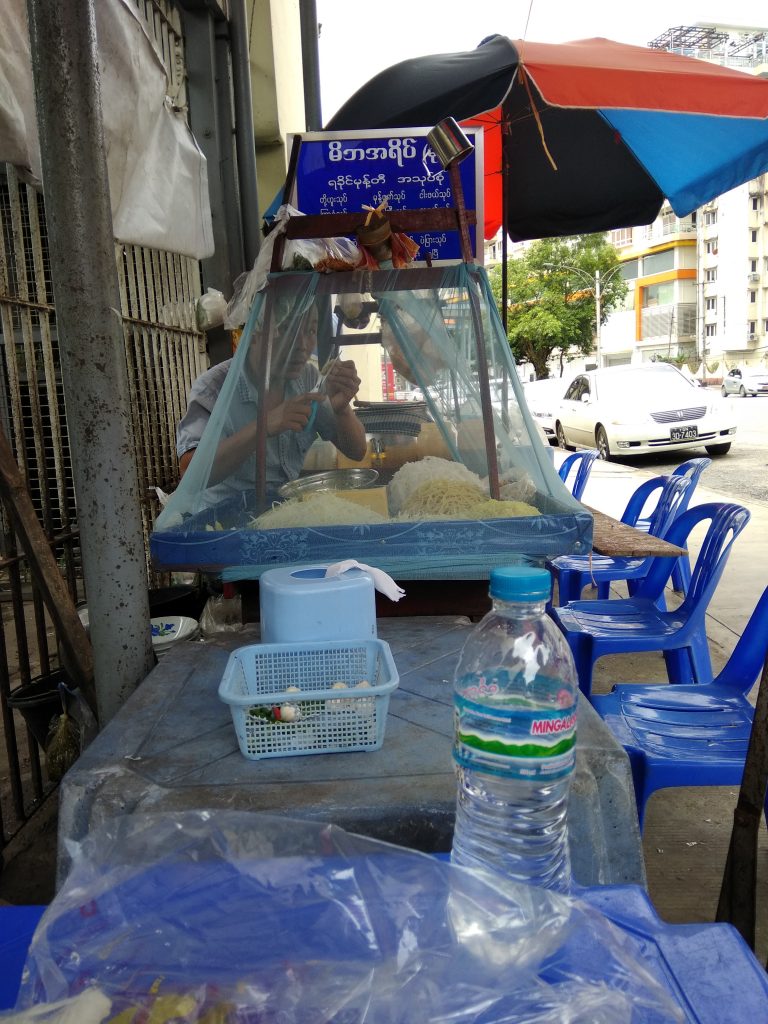 Типична храна на улици у Јангону