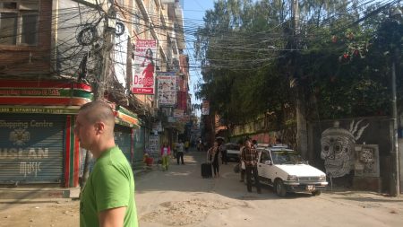 Милош на слици иде да купи пасту за зубе и шума каблова изнад њега